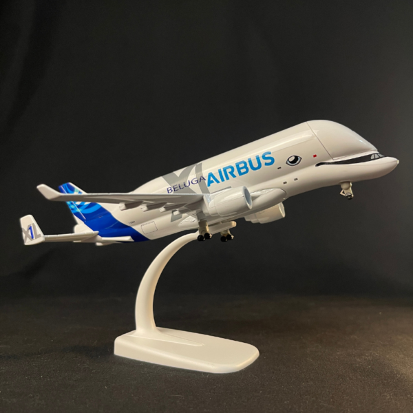 4 Aviónes Beluga A330 Beluga XL 1:400