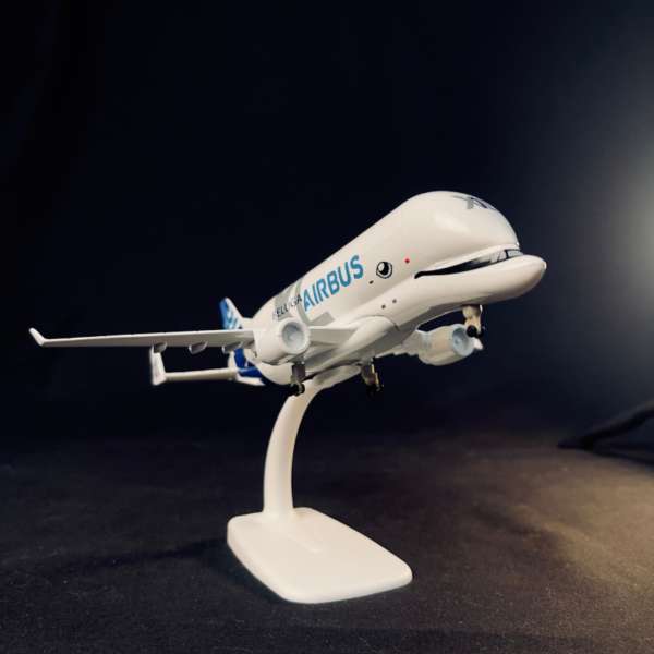 5 Aviónes Beluga A330 Beluga XL 1:400