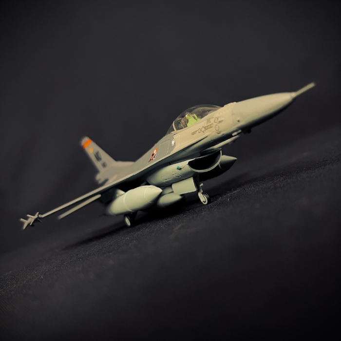 Avión F-16C Metálico escala 1/100
