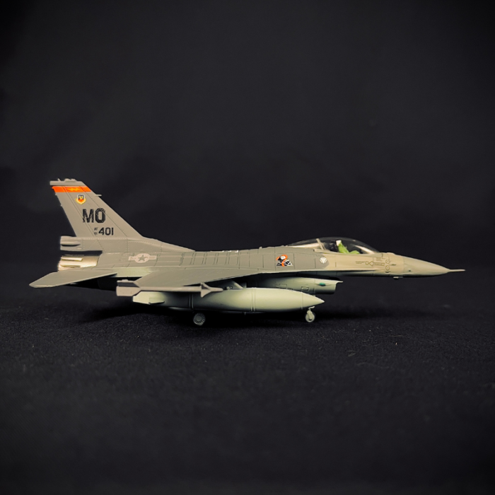 Avión F-16C Metálico escala 1/100