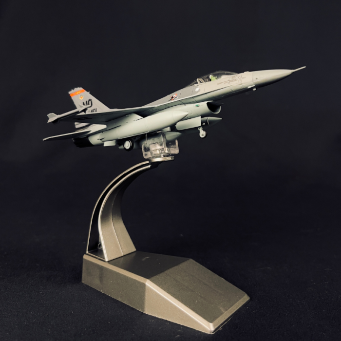 Avión F-16C Metálico escala 1/100