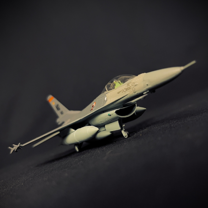 Avión F-16C Metálico escala 1/100