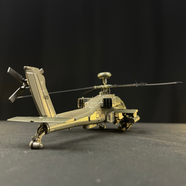 AH-64 Apache Metálico escala 1:32