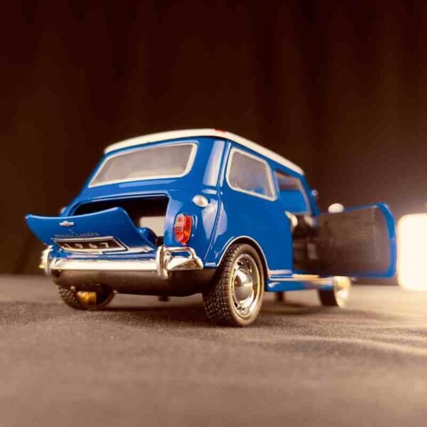 Auto de juguete azul con capó abierto