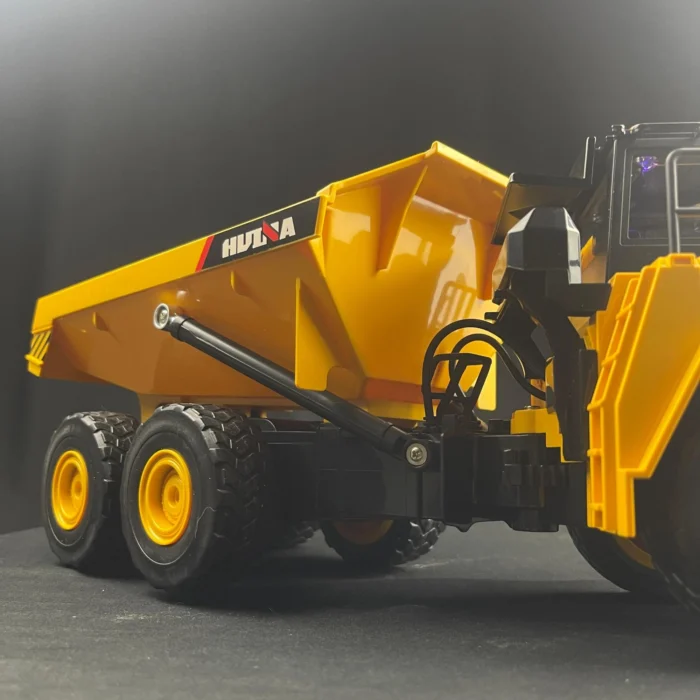 Volqueta RC Huina 1553 Articulado 1:16 el diseño de los camiones volquete articulados usados en minería